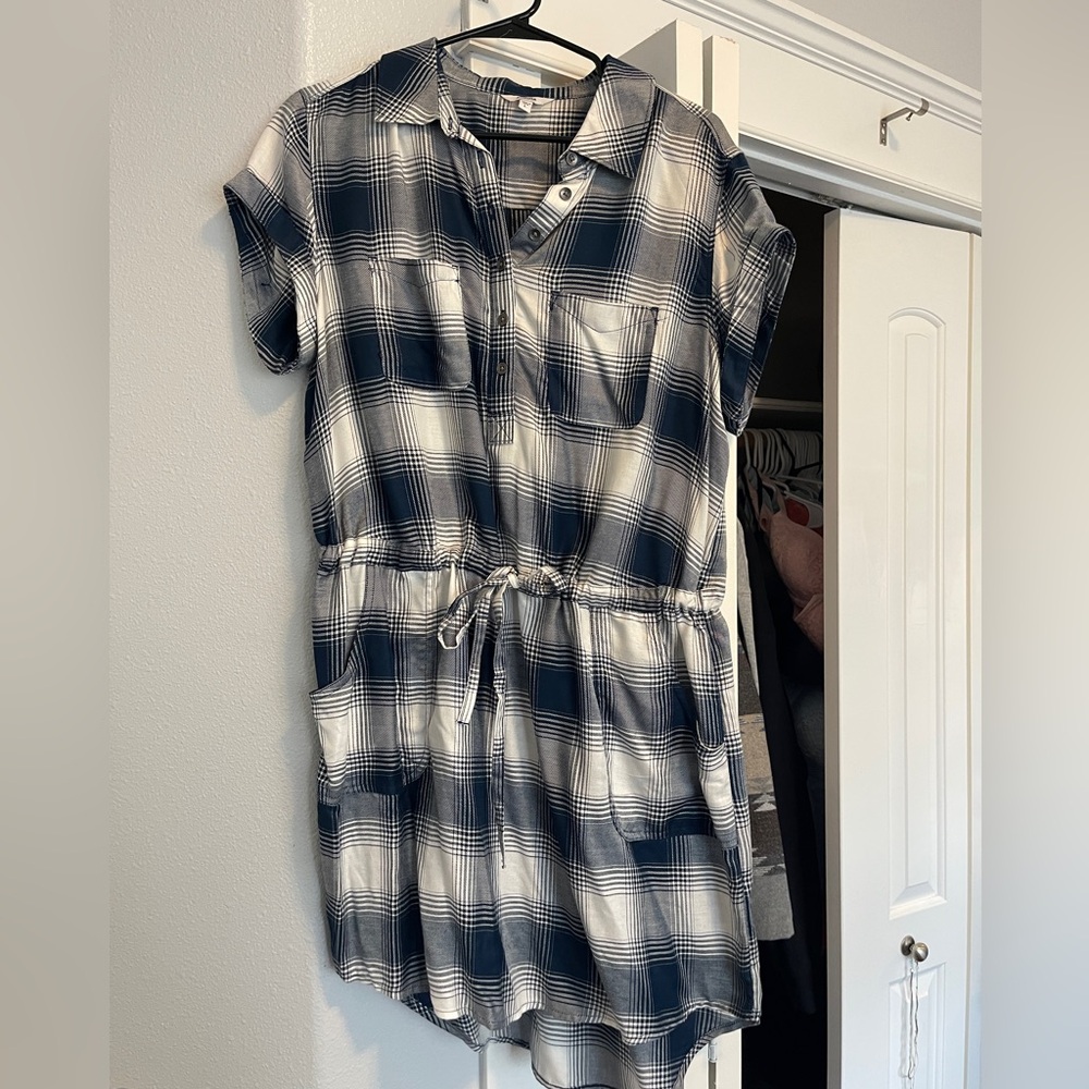 L plaid short sleeved dress with pockets and cinch waist